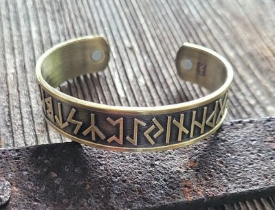 Rune bangle made of brass with magnets